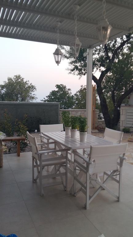 Villa Lilium อธานนิออน ภายนอก รูปภาพ